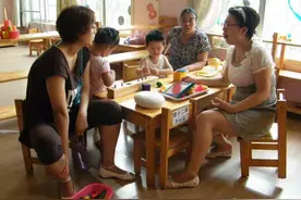 儿子在幼儿园吃饭，不小心把菜掉在了地上，老师：不脏，捡起来吃图片