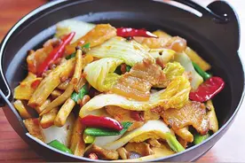 一道家常下饭菜，菜比肉都香，拌米饭又饱又暖，冬天吃最解馋图片