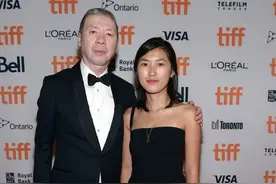 冯小刚与前妻的女儿，一看就是亲生的，五官腼腆，和冯小刚真像图片