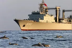 海豚伴航中国军舰 亚丁湾上的这一幕太美啦图片