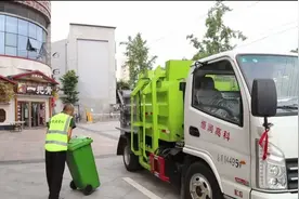餐厨垃圾车亮相街头 规范厨余垃圾分类收运图片