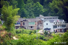 村民们在大山里建房屋，风格各不相同，看看做成啥样子图片