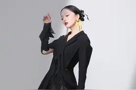 张韶涵“暗黑系”太惊艳，哥特式洛丽塔风格，这还是熟悉的她吗图片