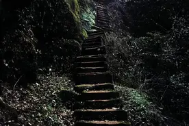重庆19岁小伙与大10岁寡妇私奔，藏深山50年，徒手凿六千多级天梯图片