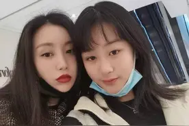 石洋子携女儿吃火锅，12岁猪猪遗传美貌基因，吴启华每年付百万图片