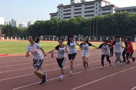 女学生赛跑穿黑丝夺冠军，网友表示伤风败俗，另一男生也穿黑丝JK图片