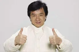 66岁成龙拍戏险些溺死，跌入水底消失45秒，导演唐季礼被吓哭图片
