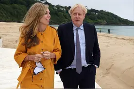 英国首相带妻儿出国度假！夫人挺8个月孕肚，儿子金毛发型超可爱图片