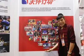 53岁郑海霞现身遭围观！2米06穿高跟鞋身材佝偻，至今不生娃图片