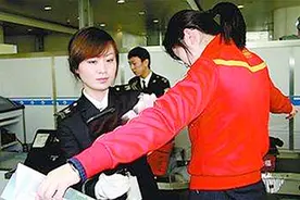 安检棒扫到孕妈肚子，对胎儿有辐射吗？孕妈该不该拒绝安检？视频封面