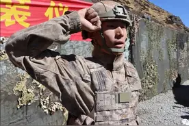 新兵配新装！西藏军区新兵入营授装，星空迷彩、新装具帅气抢眼图片