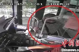 广州一男子砸烂公交车驾驶室防护玻璃致司机受伤，已被刑拘图片