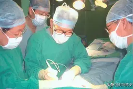 获得七一勋章的辛育龄：曾跟随白求恩学习医术，中日医院首任院长图片