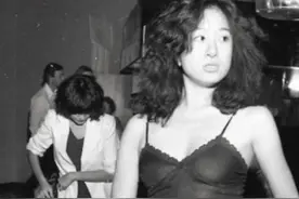63岁离婚后和小鲜肉恋爱，72岁身材火辣似少女，王薇薇的人生带劲图片