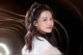 李沁真是保守的女星，嫌裙子太短就裹层蚊帐上台，意外仙气十足！图片