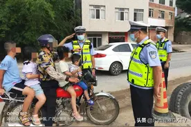 梧州藤县“最牛超载”：一辆摩托5个人，爷爷带着4个孙图片