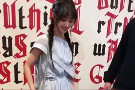 老外一把搂过郑爽合影，谁注意了她下意识反应？太给中国人长脸了图片