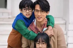 吴尊携儿女拍写真，NeiNei打扮淑女，Max长胖更像爸爸图片