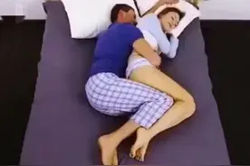 从睡觉姿势就能看出两个人的感情状态…不能再准了图片