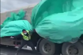 新疆三十里风区狂风肆虐 多辆货车被掀翻图片