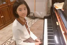黄磊13岁的女儿多多弹钢琴，一头短发温婉，穿的衣服偏成熟价格贵图片