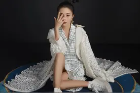 包文婧不惧辣妈标签，大胆做自己随意切换新奇造型，帅气又美丽图片