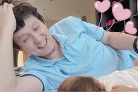 惠若琪晒孩子近照，女儿遗传妈妈四肢修长，网友调侃手势似扣球图片