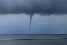 大理洱海现龙吸水，水柱连天场面震撼，雨后现彩虹图片