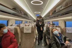 残障旅客坐高铁，乘务组一路倾心一路情图片