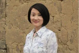 故事：母狗生下四只小狗，老妇要把小狗送人，其中一只竟开口说话图片