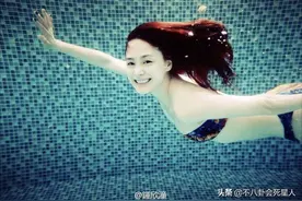 恃靓行凶乱穿衣女星：蒋欣虎背熊腰，阿娇踩驴蹄鞋、关晓彤变大妈图片