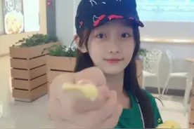看了“赵薇女儿”近照，难怪整个娱乐圈都在盼望着她长大图片
