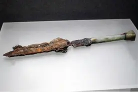 河南古墓挖出一把破剑，长得像烤红薯，却被誉为“中华第一剑”图片