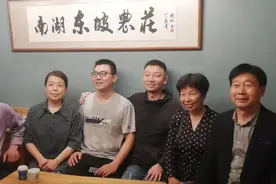 杜女士否认DNA鉴定结果，是不是忘了自己有张和儿子高度相似的脸图片