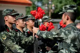 把青春压进枪膛，这是军人特殊的“成人礼”——直击武警福建省总队三明支队新兵授枪仪式现场图片
