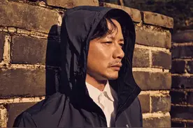 组图：段奕宏《男人风尚》9月刊封面大片，初秋演绎硬汉风采图片