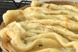 50岁老妈教你做家常味油饼，柔软分层，凉了不干不硬，做法简单图片