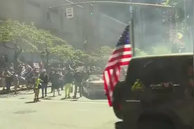 美国上演全武行，两派爆发大规模冲突，现场枪声不断乱成一片图片