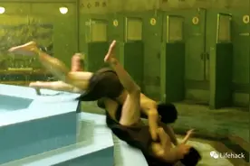吴彦祖赤裸上身浴室搏斗引热议！这身材是认真的吗图片