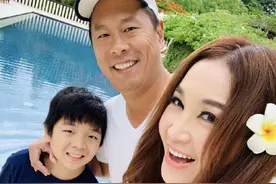 温碧霞晒与富商老公结婚旧照，20年不孕，养子一身贵气似亲生图片