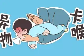 女孩“海姆立克”急救异物卡喉男生，学会这个急救法很重要。图片