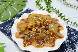 三伏天热，我家常做这凉菜吃，简单一泡淋上料汁拌一拌，好吃不腻图片