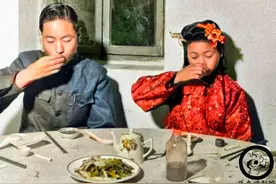 1947年一场包办婚姻现场：都没成年，新娘有些娇羞，新郎面无表情图片
