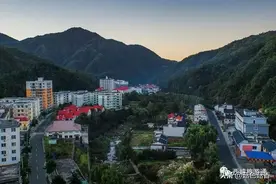 西峡有个小镇，一路两行都是卖鱼火锅的，为啥这么盛行？图片