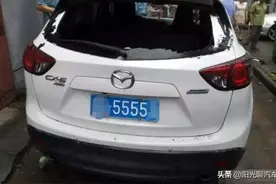 男子摇到5555车牌，第二天车就被砸，网友怒骂：活该图片