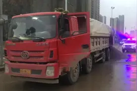 超载渣土车逃跑不成竟就地卸货 武汉交警及时拦截图片