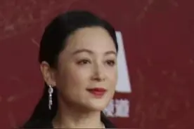 长津湖硬汉红毯秀，陈虹黑西装助阵意外惊艳，陈凯歌小心思亮了图片