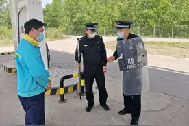 钢叉盾牌上阵 珲春民警现场教学图片