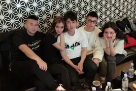 王思聪好友秦奋与友人聚餐！身材纤瘦棱角分明，骑5万电动车出行图片