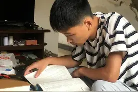 帅气！公交司机遭乘客锁喉 18岁高考生挺身制人图片